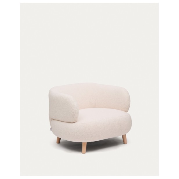 Butaca Luisa de borreguito crudo con patas de madera maciza de haya 90 cm - Kave Home