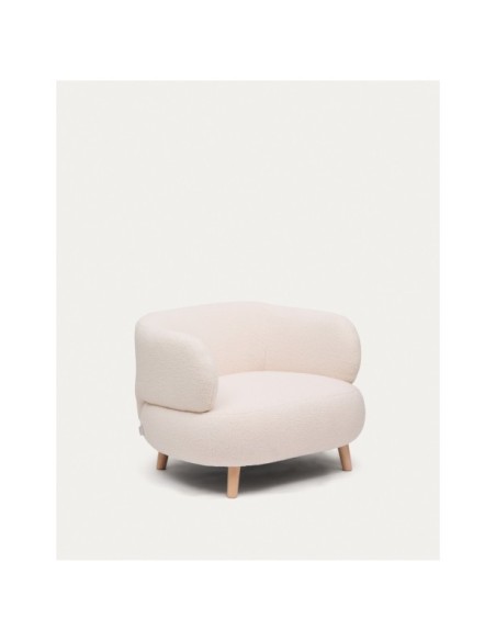 Butaca Luisa de borreguito crudo con patas de madera maciza de haya 90 cm - Kave Home