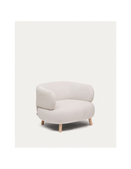 Butaca Luisa de chenilla perla con patas de madera maciza de haya 90 cm - Kave Home
