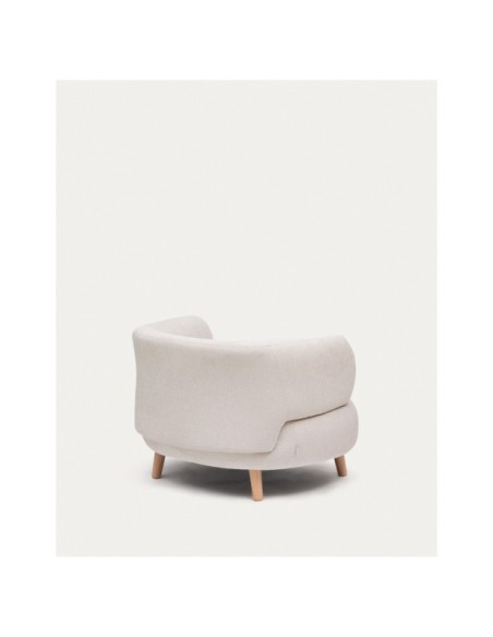 Butaca Luisa de chenilla perla con patas de madera maciza de haya 90 cm - Kave Home