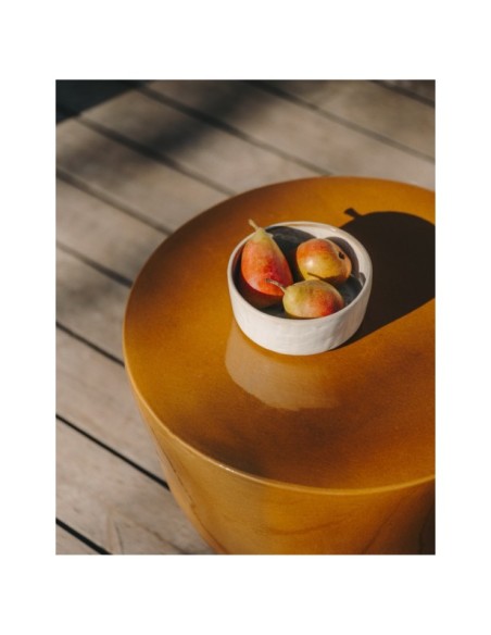 Mesa auxiliar exterior Mesquida de cerámica con acabado mostaza glaseado Ø 45 cm - Kave Home