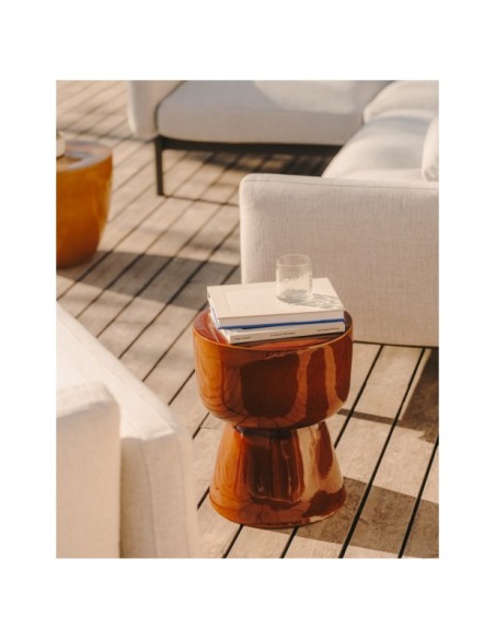 Mesa auxiliar exterior Mesquida de cerámica con acabado mostaza glaseado Ø 45 cm - Kave Home