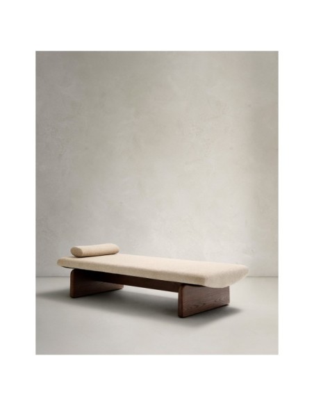 Diván Topaz de chenilla beige y madera maciza de fresno con acabado nogal 200 cm FSC 100% - Kave Home