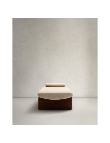 Diván Topaz de chenilla beige y madera maciza de fresno con acabado nogal 200 cm FSC 100% - Kave Home