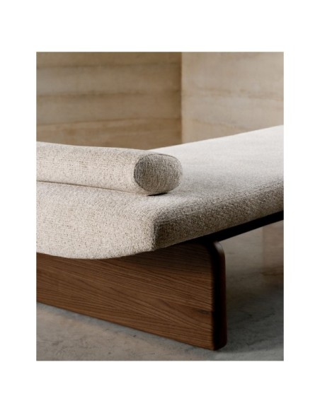 Diván Topaz de chenilla beige y madera maciza de fresno con acabado nogal 200 cm FSC 100% - Kave Home