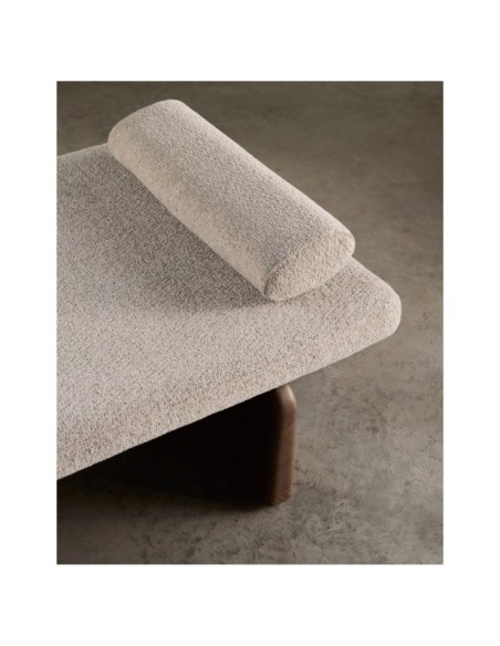Diván Topaz de chenilla beige y madera maciza de fresno con acabado nogal 200 cm FSC 100% - Kave Home