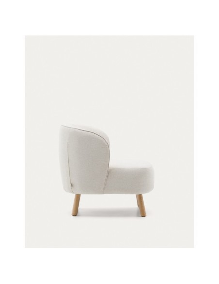 Butaca Ulit de chenilla beige y patas de madera maciza haya acabado natural - Kave Home