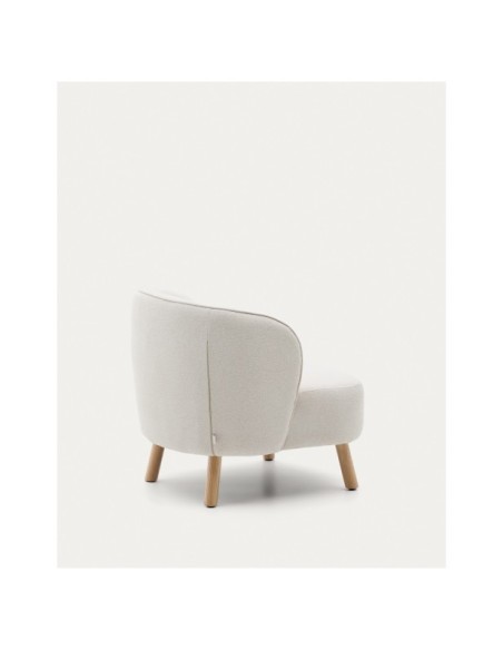 Butaca Ulit de chenilla beige y patas de madera maciza haya acabado natural - Kave Home