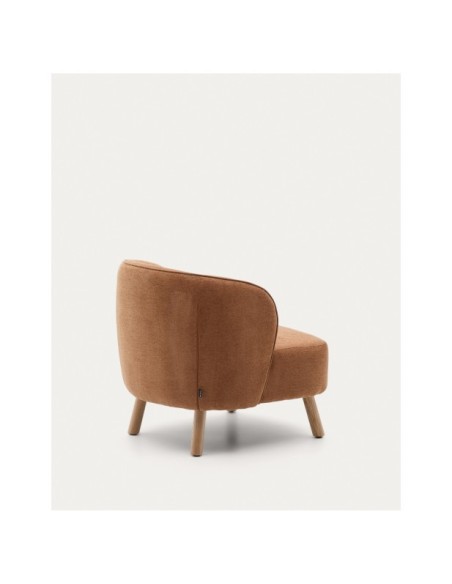 Butaca Ulit de chenilla terracota y patas de madera maciza haya acabado natural - Kave Home