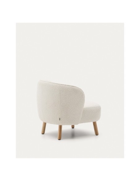 Butaca Ulit de borreguito blanco y patas de madera maciza haya acabado natural - Kave Home