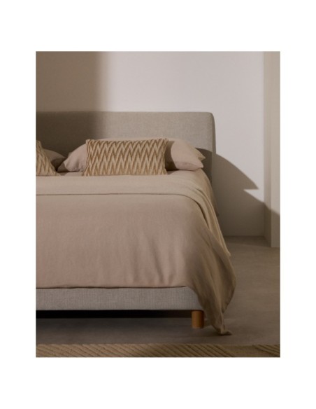 Cama desenfundable Valma de chenilla perla y patas madera maciza de haya colchón de 160x200cm - Kave Home