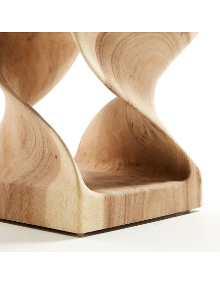 Mesa auxiliar Hakon de madera maciza de mungur con interior tallado 30 x 30 cm - Kave Home