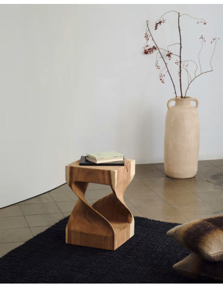Mesa auxiliar Hakon de madera maciza de mungur con interior tallado 30 x 30 cm - Kave Home