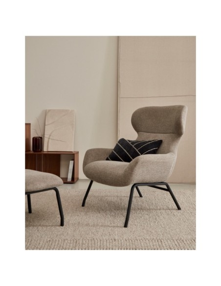 Butaca Belina de chenilla marrón claro y acero con acabado negro FSC 100% - Kave Home