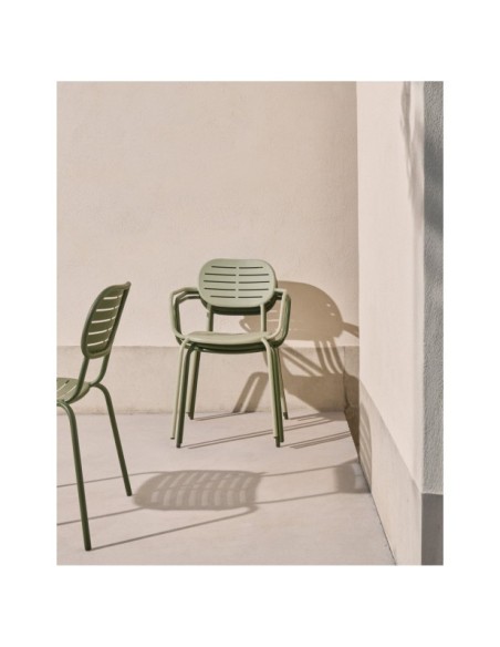 Silla apilable con reposabrazos de exterior Brai de acero galvanizado gris oscuro - Kave Home