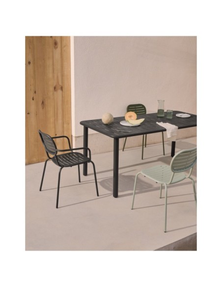 Silla apilable con reposabrazos de exterior Brai de acero galvanizado gris oscuro - Kave Home