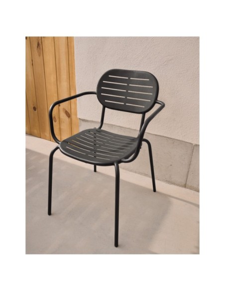 Silla apilable con reposabrazos de exterior Brai de acero galvanizado gris oscuro - Kave Home