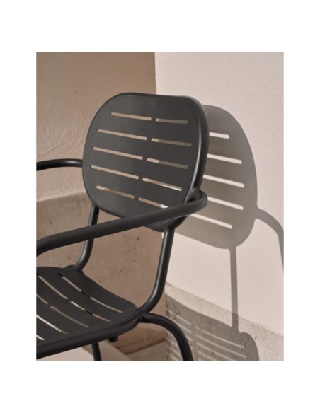 Silla apilable con reposabrazos de exterior Brai de acero galvanizado gris oscuro - Kave Home