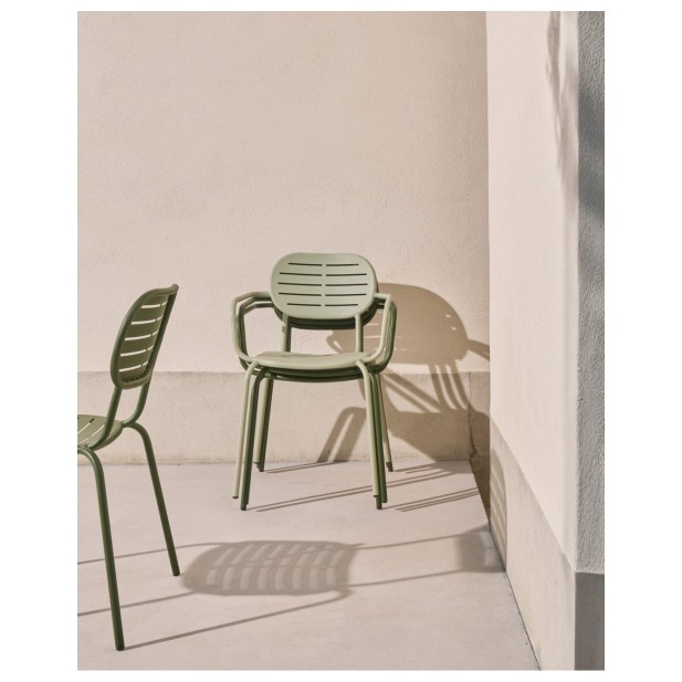 Silla apilable con reposabrazos de...