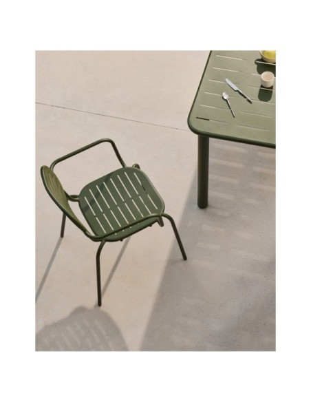 Silla apilable con reposabrazos de exterior Brai de acero galvanizado verde - Kave Home