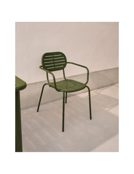 Silla apilable con reposabrazos de exterior Brai de acero galvanizado verde - Kave Home