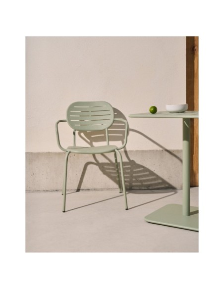 Silla apilable con reposabrazos de exterior Brai de acero galvanizado turquesa - Kave Home