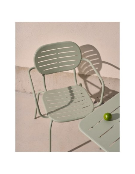 Silla apilable con reposabrazos de exterior Brai de acero galvanizado turquesa - Kave Home
