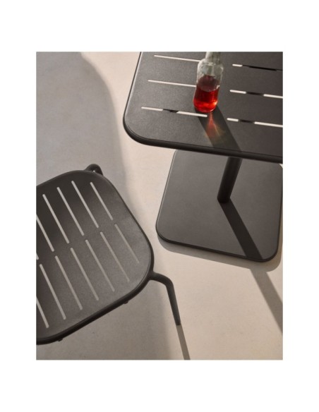Mesa de exterior Brai de acero galvanizado gris oscuro 70 x 70 cm - Kave Home