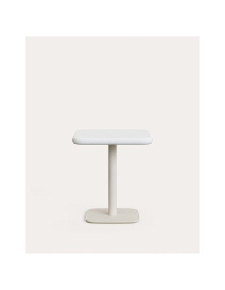 Mesa de exterior Dina con sobre de cemento blanco 70x70cm y pie de acero blanco 48x48x72cm - Kave Home