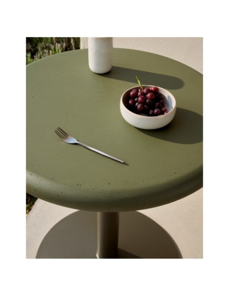 Mesa redonda de exterior Esilda con sobre de cemento verde Ø70cm y pie de acero verde Ø55x72cm - Kave Home