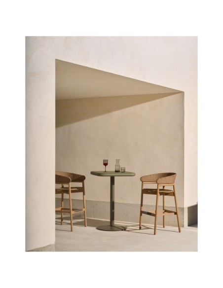 Mesa alta de exterior Esilda con sobre de cemento verde 70x70cm y pie de acero verde Ø55x96cm - Kave Home