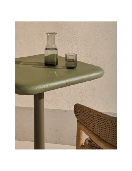 Mesa alta de exterior Esilda con sobre de cemento verde 70x70cm y pie de acero verde Ø55x96cm - Kave Home