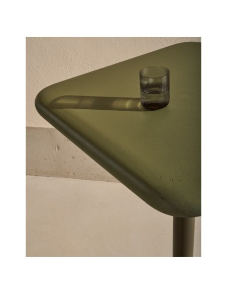 Mesa alta de exterior Esilda con sobre de cemento verde 70x70cm y pie de acero verde Ø55x96cm - Kave Home