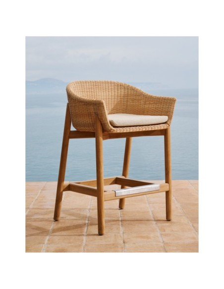 Taburete Galea de madera maciza de teca y ratán sintético 65 cm FSC 100% - Kave Home