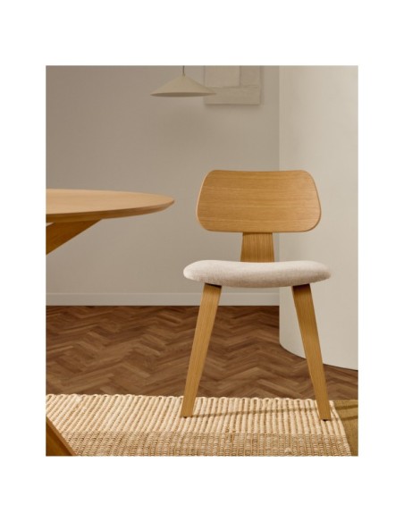 Silla Gena chenilla beige estructura de chapa de roble y madera de caucho - Kave Home