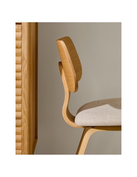 Silla Gena chenilla beige estructura de chapa de roble y madera de caucho - Kave Home