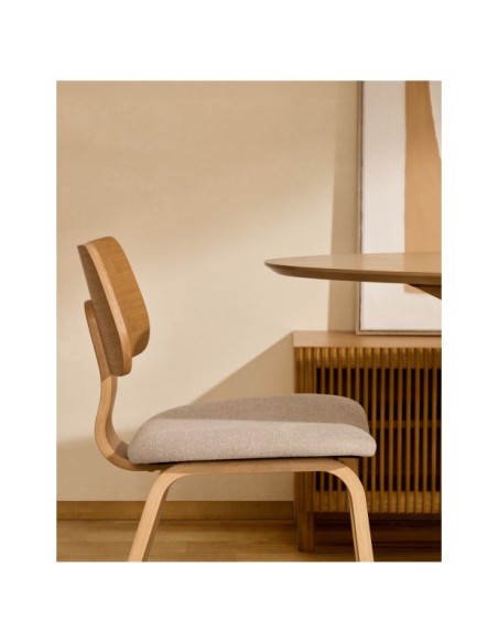 Silla Gena chenilla beige estructura de chapa de roble y madera de caucho - Kave Home