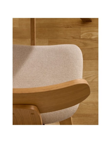 Silla Gena chenilla beige estructura de chapa de roble y madera de caucho - Kave Home