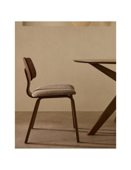 Silla Gena chenilla beige estructura de chapa de nogal y madera de caucho - Kave Home