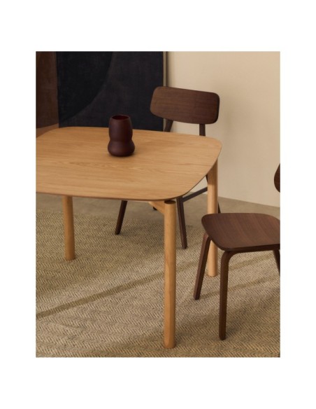 Mesa cuadrada Indara de chapa de fresno y madera maciza de caucho con acabado tono natural 100 x 100 cm - Kave Home