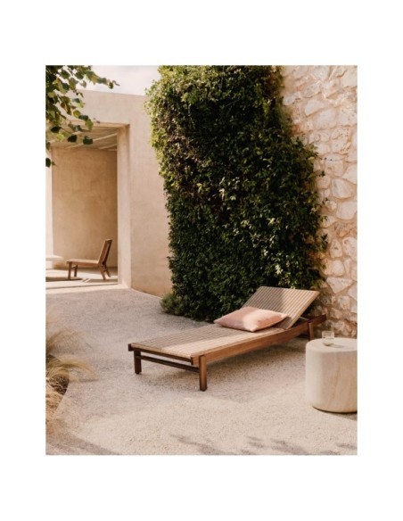 Tumbona Itani de madera maciza de acacia y ratán sintético FSC 100% - Kave Home