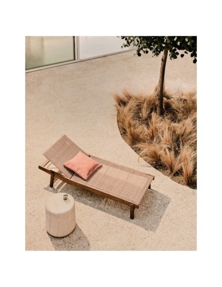 Tumbona Itani de madera maciza de acacia y ratán sintético FSC 100% - Kave Home