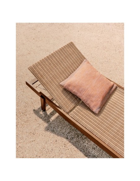 Tumbona Itani de madera maciza de acacia y ratán sintético FSC 100% - Kave Home