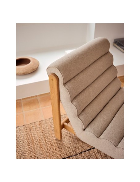 Butaca Magira beige de madera maciza de roble con acabado tono natural - Kave Home