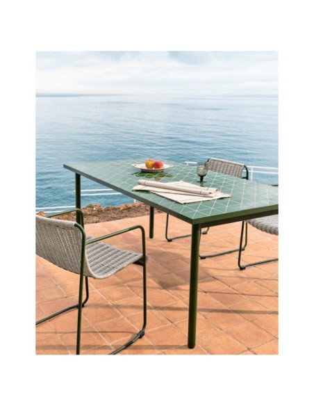 Mesa de exterior Maurina de acero galvanizado verde y azulejos verdes 182 x 91 cm - Kave Home