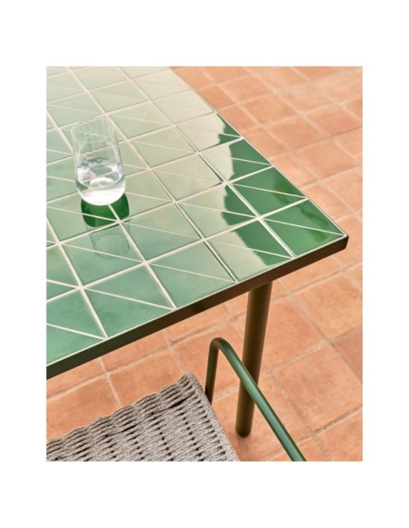 Mesa de exterior Maurina de acero galvanizado verde y azulejos verdes 182 x 91 cm - Kave Home