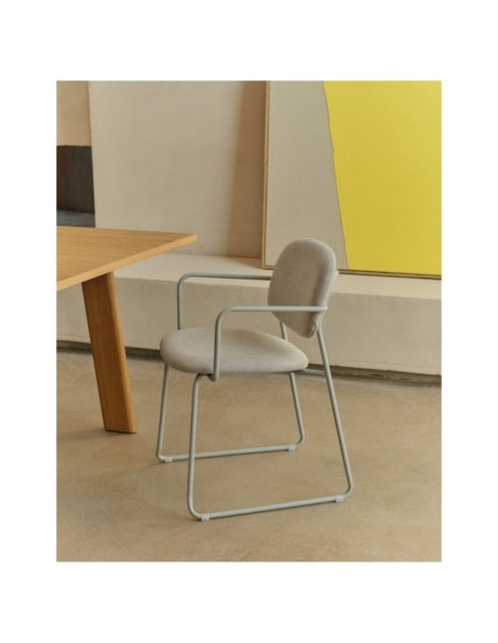 Silla Meli de chenilla beige y estructura de metal beige FSC Mix Credit - Kave Home