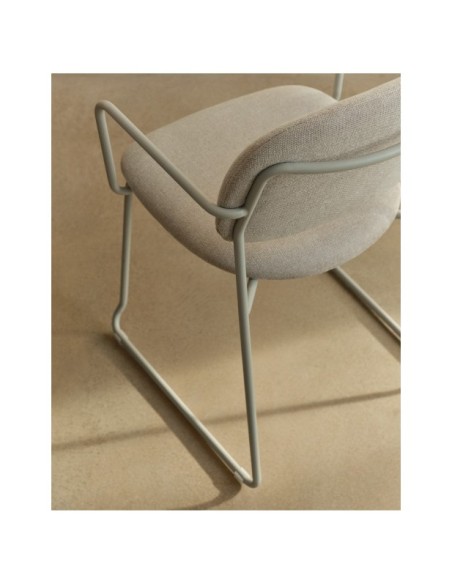 Silla Meli de chenilla beige y estructura de metal beige FSC Mix Credit - Kave Home