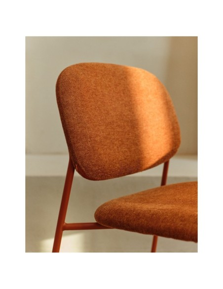 Silla apilable Meli de chenilla terracota y patas de metal terracota FSC Mix Credit - Kave Home