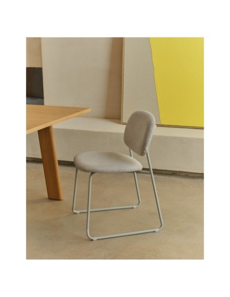 Silla apilable Meli de chenilla beige y patas de metal beige FSC Mix Credit - Kave Home